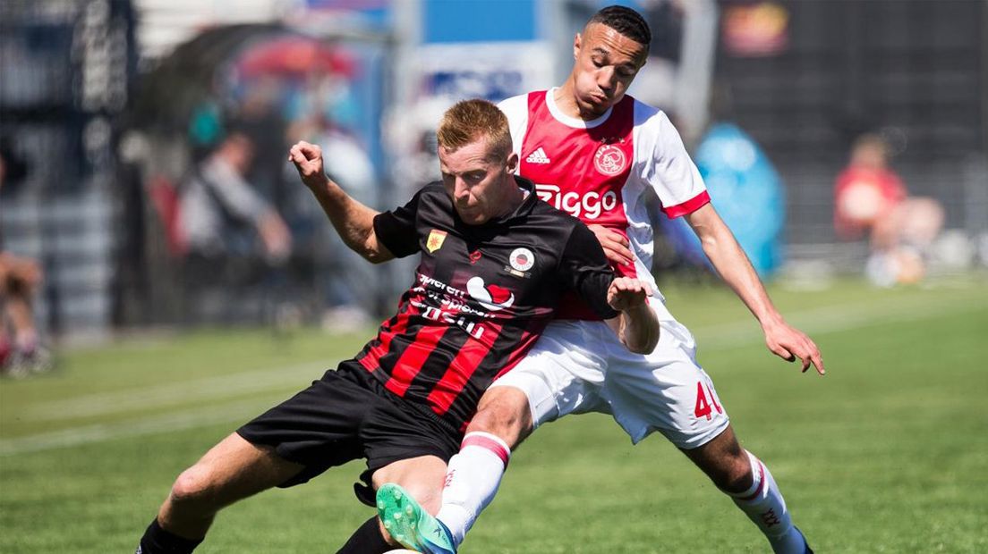 Noussair Mazraoui (rechts) in duel met Mike van Duinen tijdens Excelsior - Ajax.