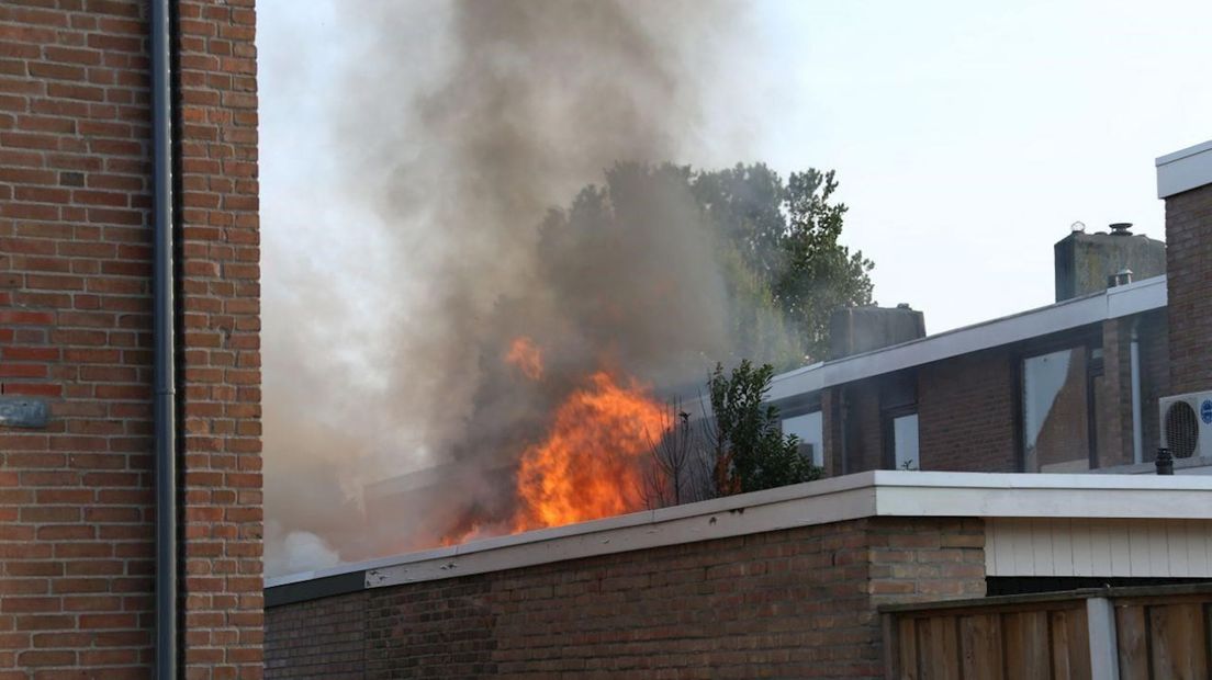 Brandweer rukt uit voor schuurbrand in woonwijk Losser