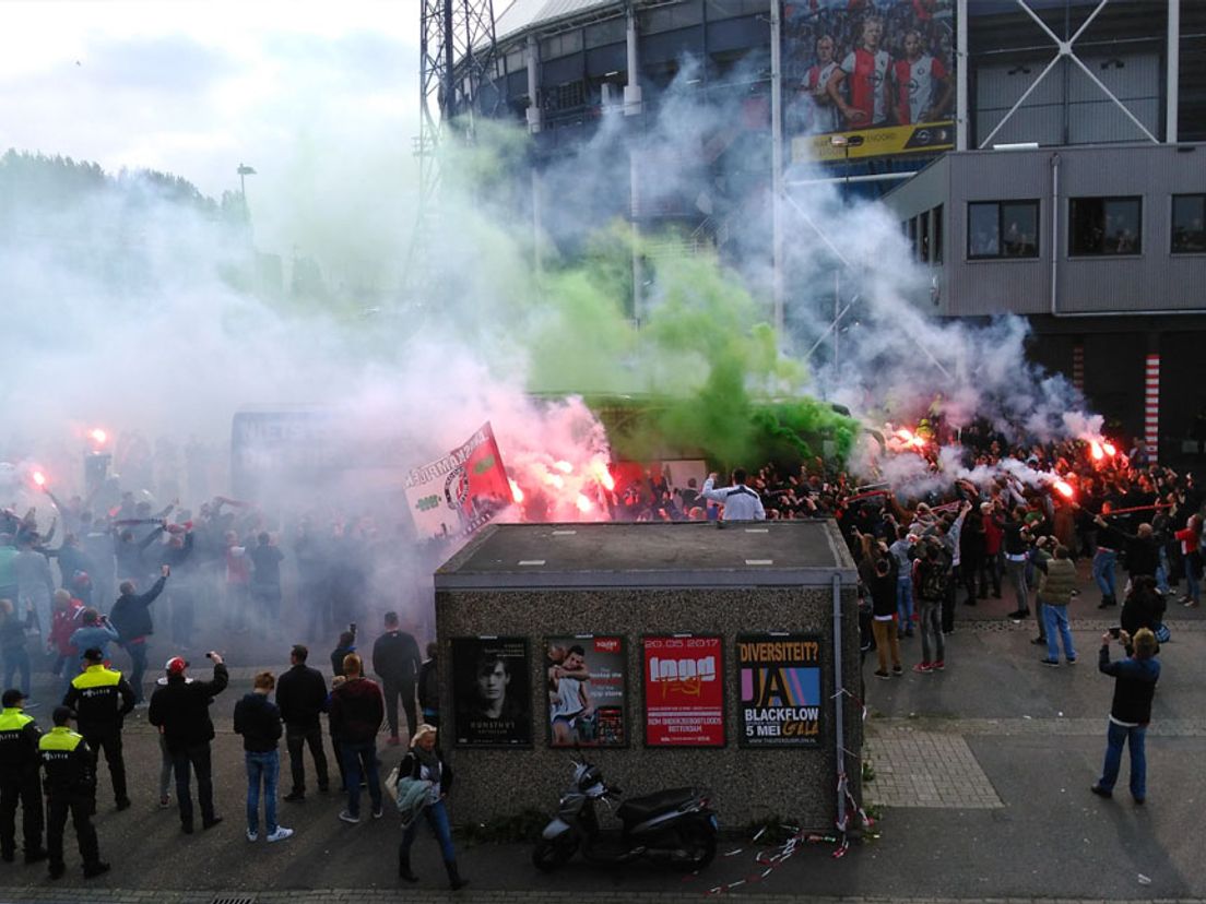 Feyenoordspelers als helden onthaald ondanks verlies