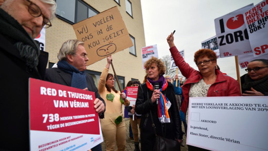 Thuiszorgmedewerkers protesteren bij gemeentehuis Apeldoorn