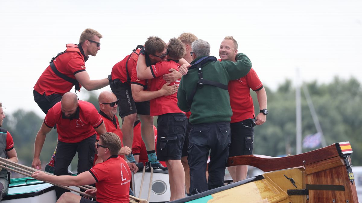 D'Halve Maen als eerste om de ton