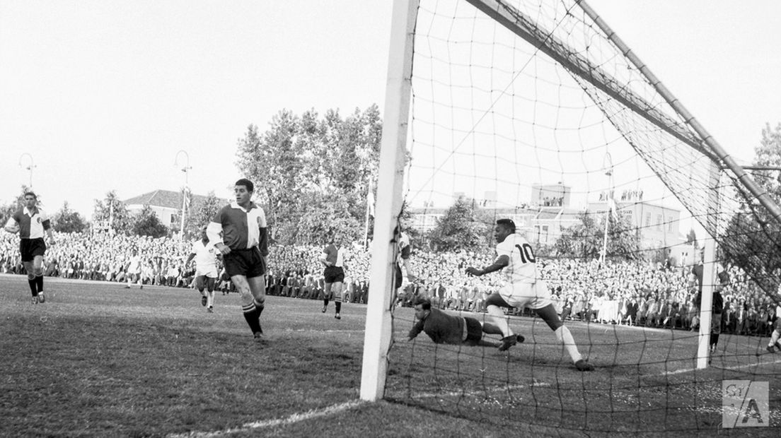 Pelé maakt het openingsdoelpunt tegen Feyenoord