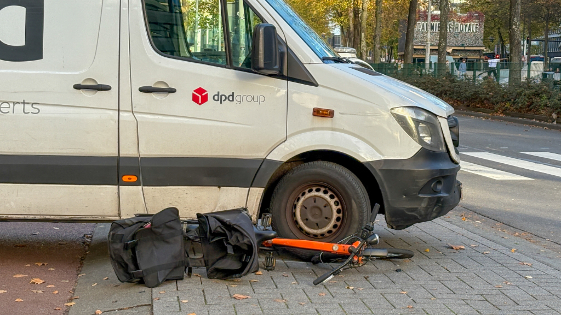 Pakketbezorger in botsing met fietsende maaltijdbezorger.