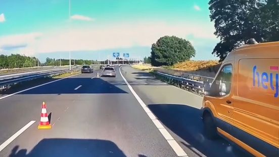 Levensgevaarlijk op de snelweg: automobilist negeert wegafzetting