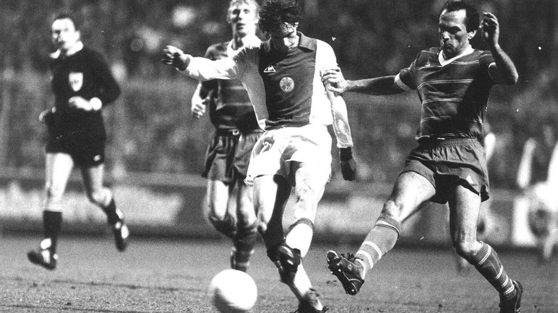 Ajax won in 1982 op eigen veld met 5-0 van de Nijmegenaren. Na rust verving de 16-jarige Marco van Basten (m) Johan Cruijff. De debutant maakte 3-0. Links achter Van Basten Sije Visser en rechts Pleun Strik. Links arbiter Henk van Ettekoven uit Ede.