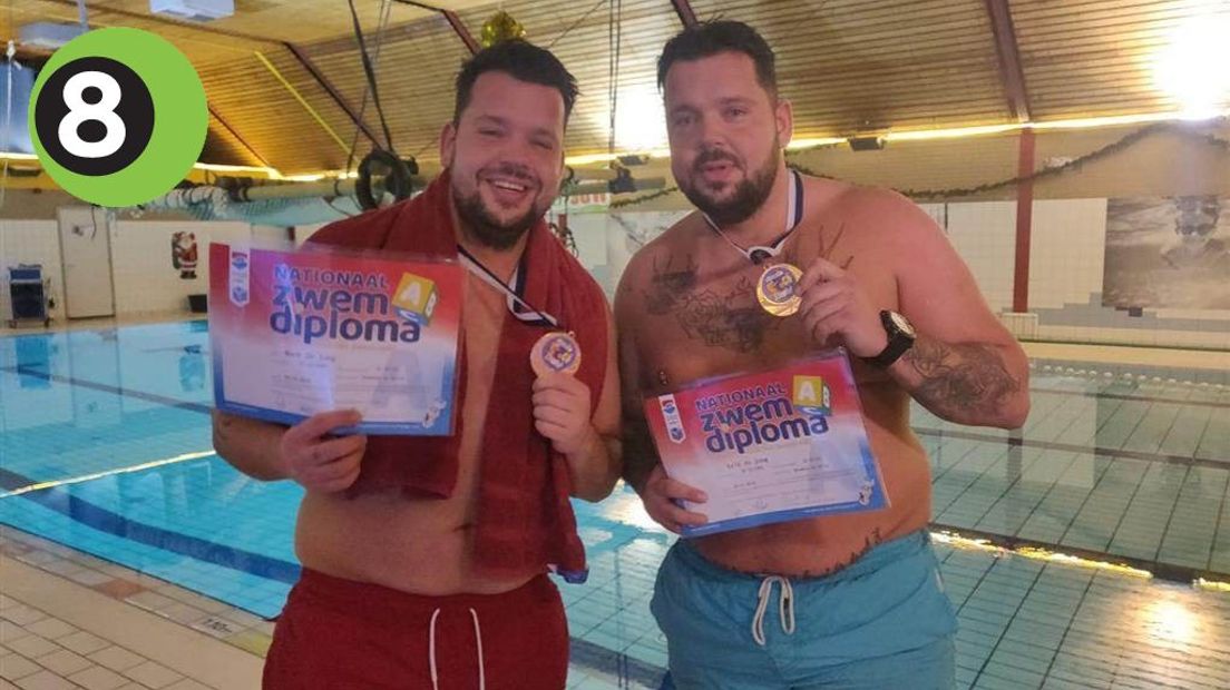 De 30-jarige broers Mark en Erik de Jong uit Zelhem hebben hun zwemdiploma A behaald. Vrienden en familie hadden de tweeling naar zwembad de Brink in hun woonplaats gelokt om ze als verjaardagscadeau te laten afzwemmen.