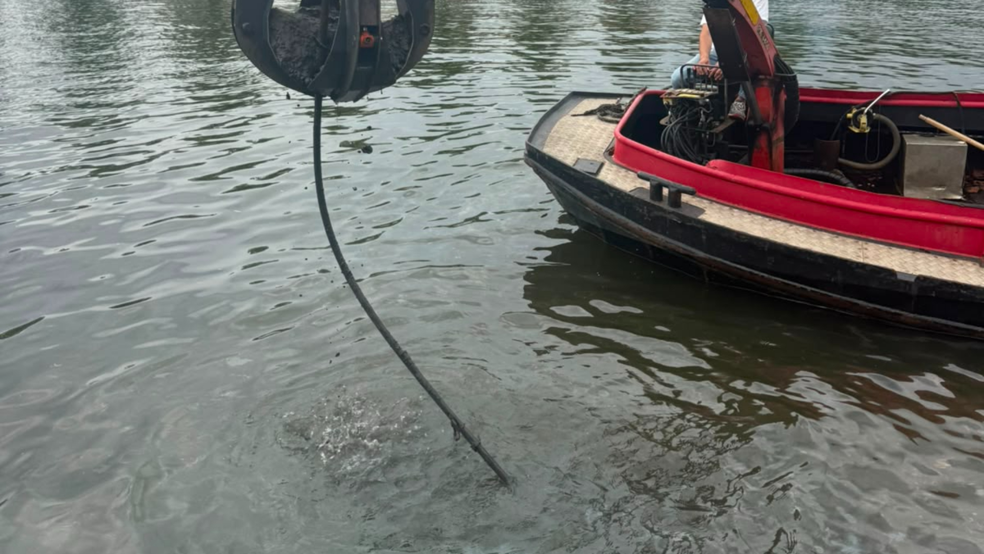Carinha voelt ijzeren staaf in het water tijdens het zwemmen: 'Levensgevaarlijk'
