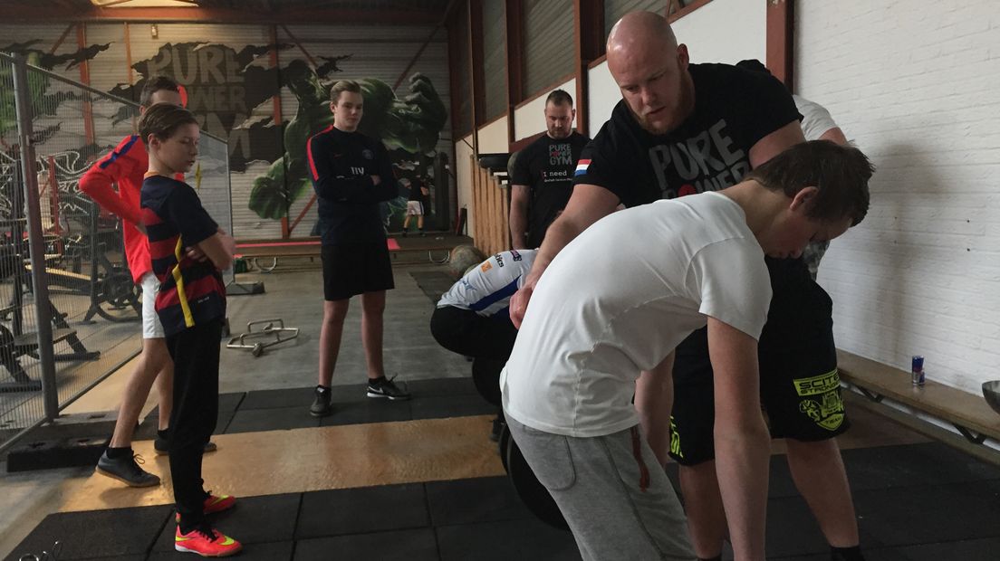 Mark van Dijk traint de jongens in zijn sportschool in Meppel (Rechten: Ronald Oostingh / RTV Drenthe)