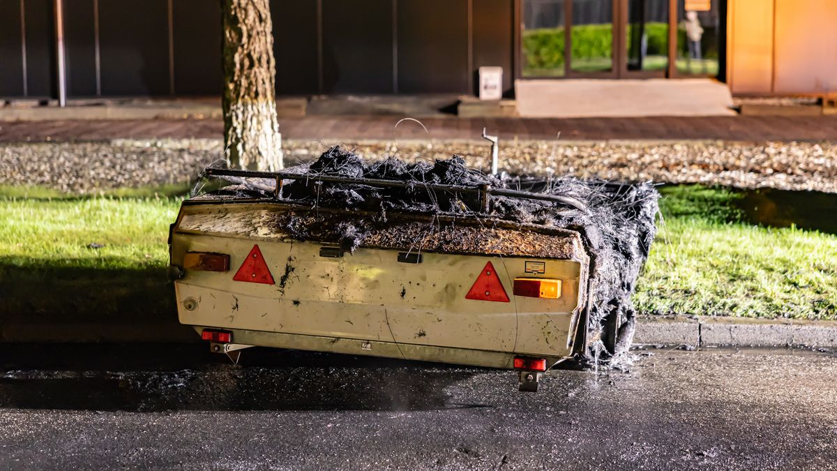 Drie mannen uit Leeuwarden aangehouden na waarschuwingsschot | Meerdere kleine brandjes