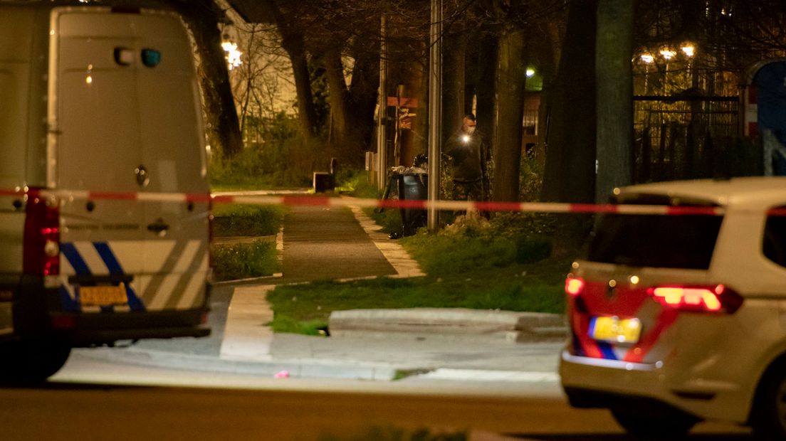 Een fotograaf ter plaatse meldt dat er met zaklampen rond een kliko langs de straat wordt gezocht.