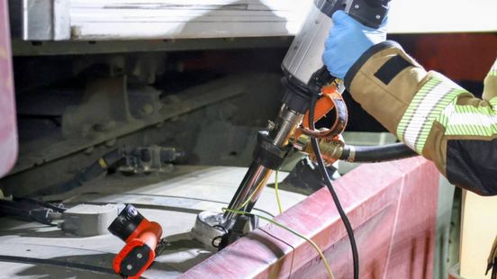 Auto botst tegen boom • vrachtwagen vat vlam