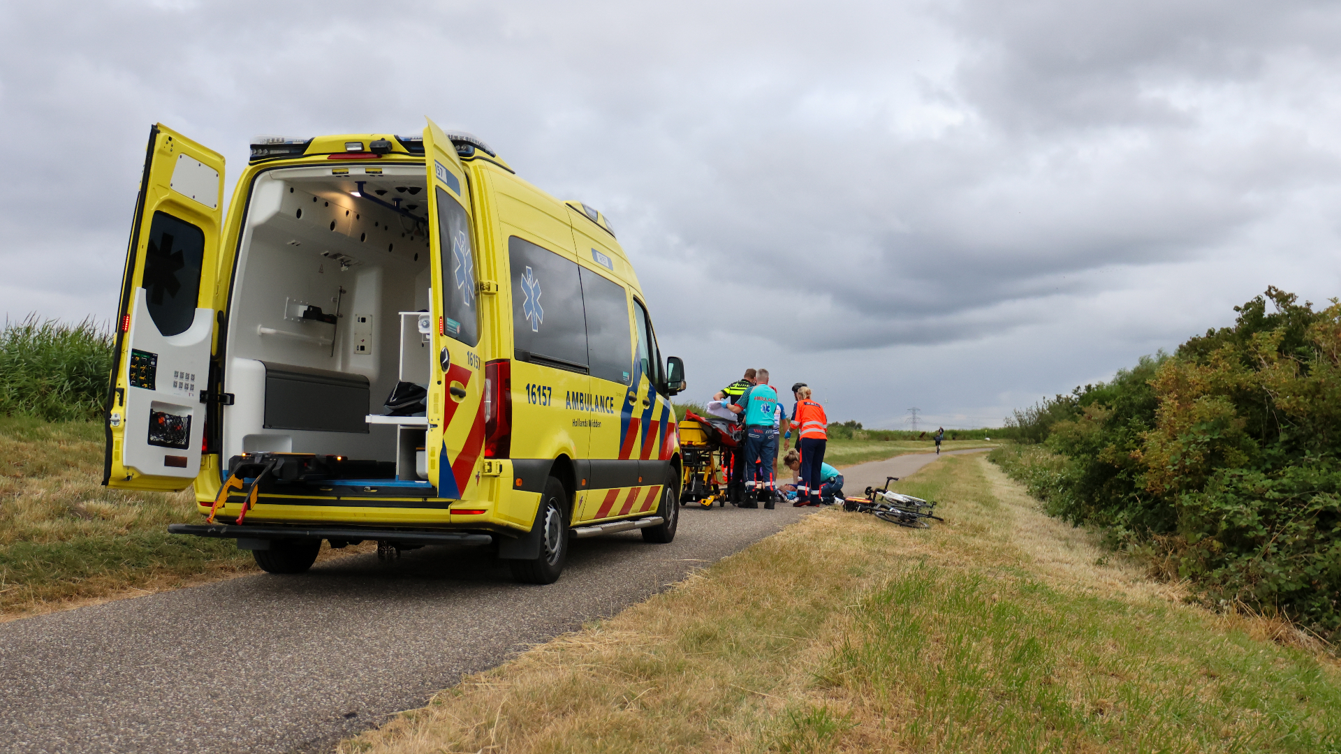 Naast een ambulance rukte er ook een traumahelikopter uit.