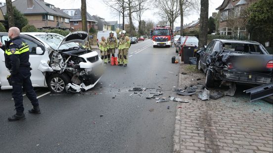 Flinke schade na botsing in Soest. Flinke schade na botsing in Soest.