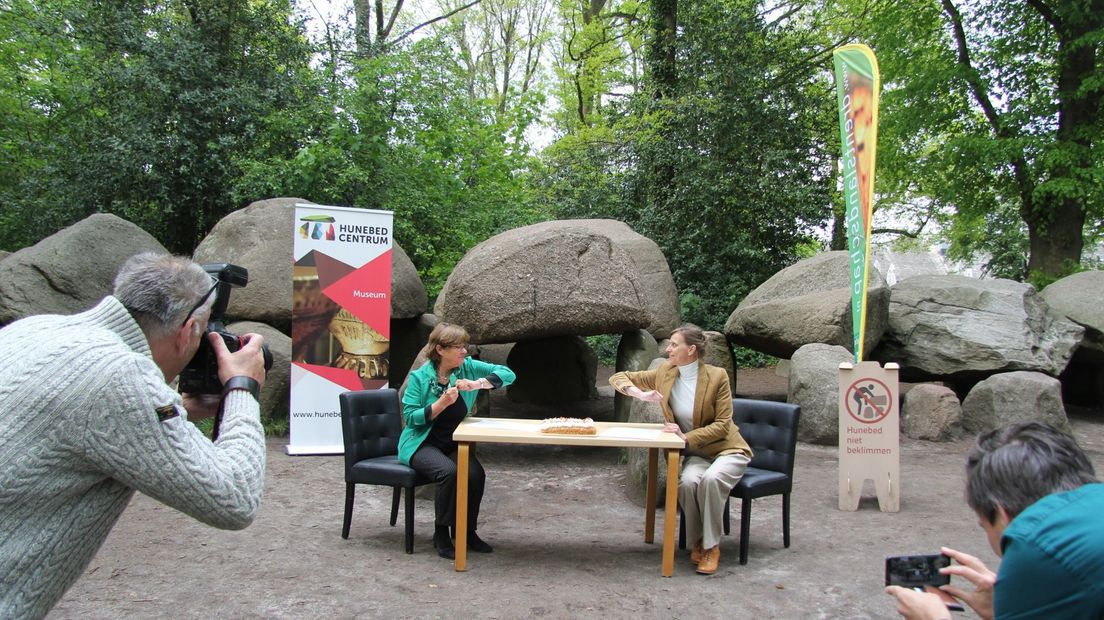 Ondertekening convenant Hunebedcentrum en Het Drentse Landschap