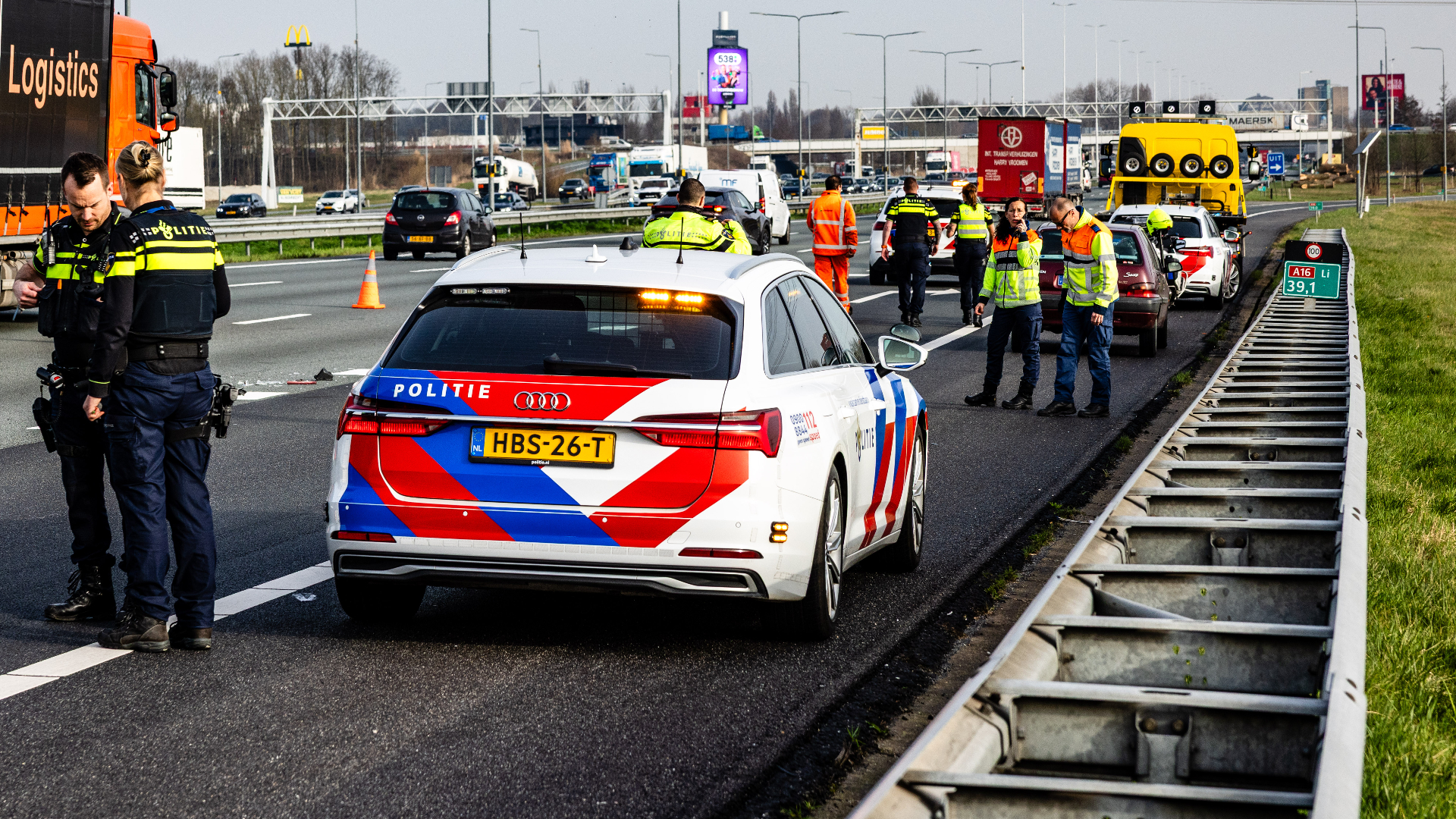Veel politie op de A16 na de aanhouding van de gewelddadige bestuurder.