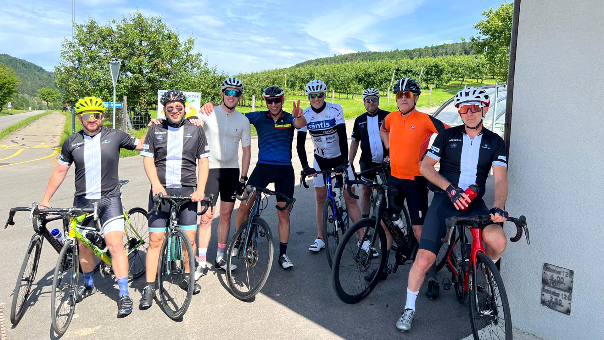 Leo mei syn 'oude mannen fietsclub' fan de sneintemoarn