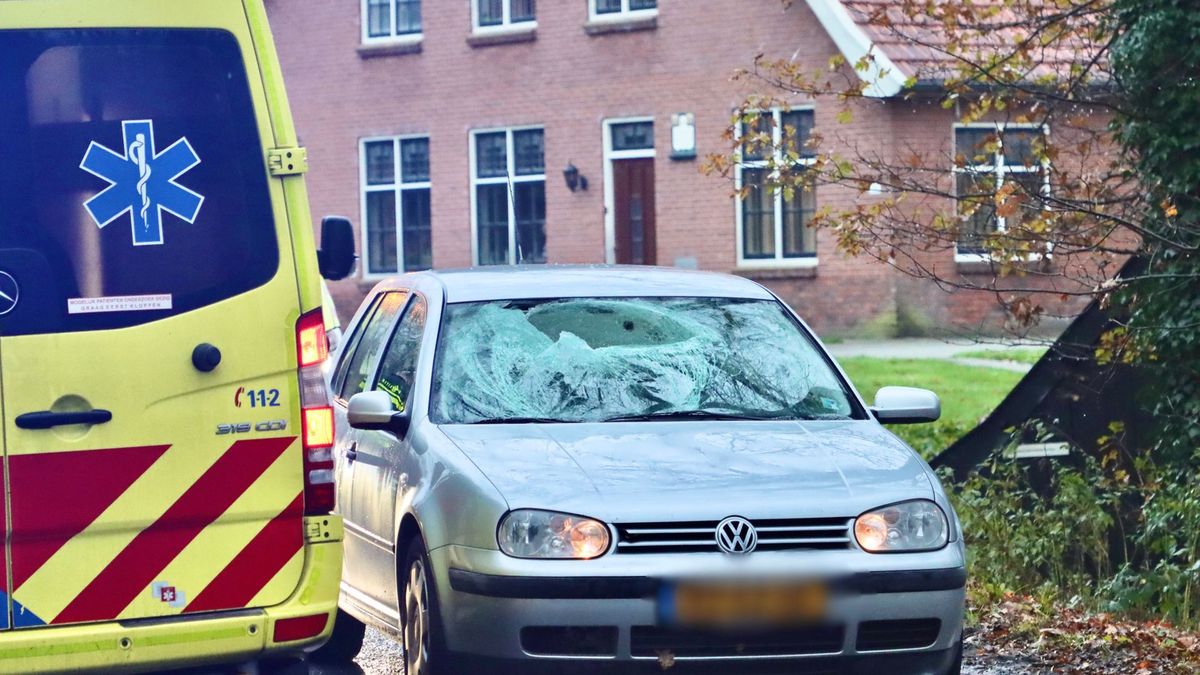 Voetganger raakt gewond bij aanrijding door auto in Vasse, traumahelikopter opgeroepen