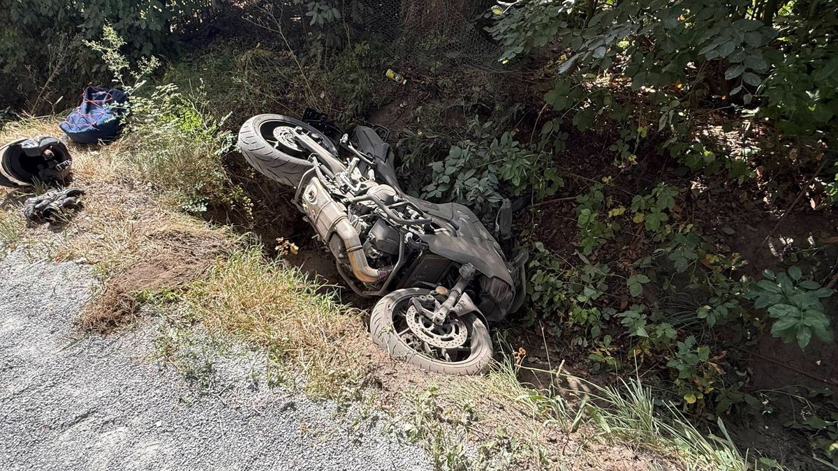 Motorrijder belandt met gloednieuwe motor in sloot