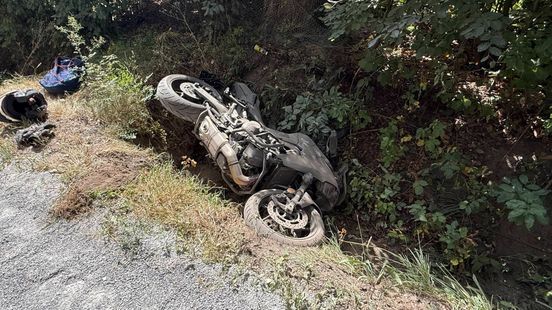Motorrijder belandt met gloednieuwe motor in sloot