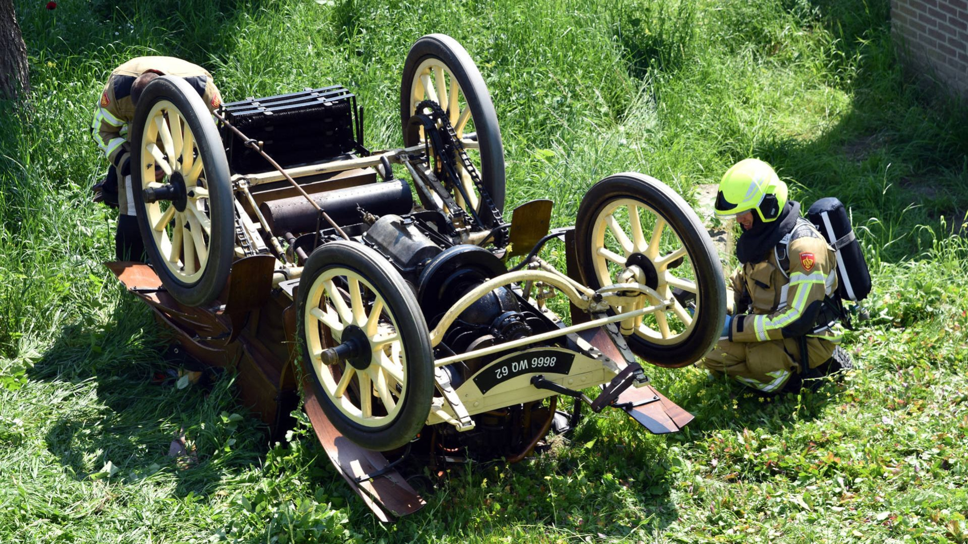 Oldtimer op zijn kop • auto vat vlam tijdens rijden
