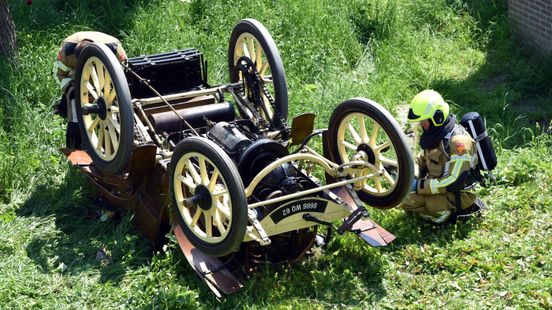 Oldtimer op zijn kop • auto vat vlam tijdens rijden