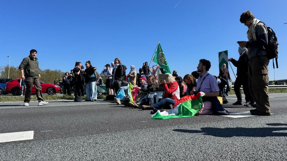 Zes activisten vrijgelaten na blokkade A12, politie haalt uit: 'levensgevaarlijk'