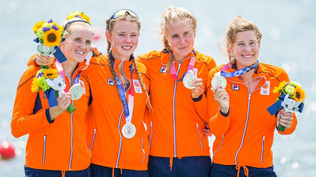 Ellen Hogerwerf, Karolien Florijn, Ymkje Clevering en Veronique Meester met hun zilveren medailles