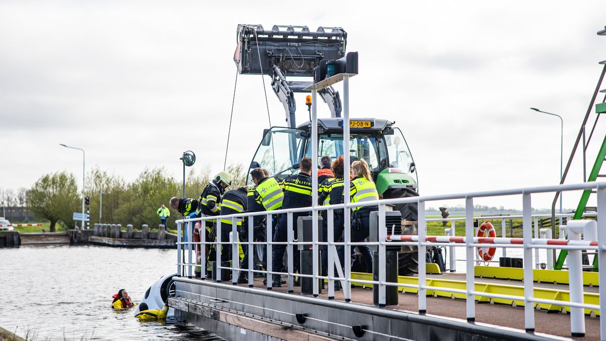 Vrouw (58) overleden na ongeluk bij pontje Langweer