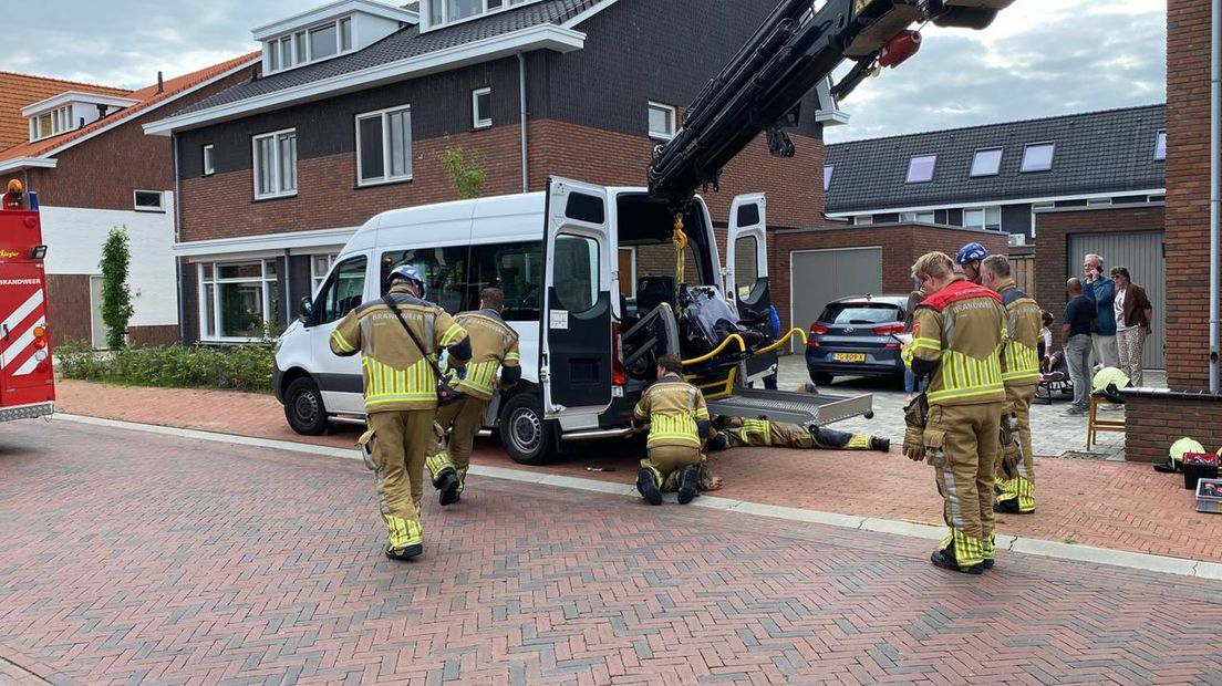 De brandweer heeft de rolstoel uit de bus getild