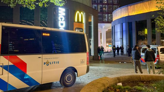 Man loopt steekwond op bij grote vechtpartij | Gewonden bij botsing op Spijkenisserbrug. Man loopt steekwond op bij grote vechtpartij | Gewonden bij botsing op Spijkenisserbrug.