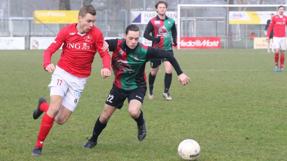 Erwin Franse (links) in duel met een speler van NEC amateurs
