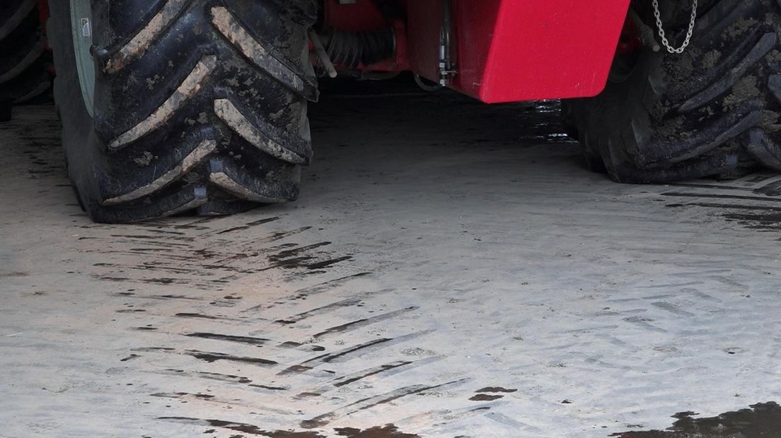 Trekkerbanden laten een modderspoor achter