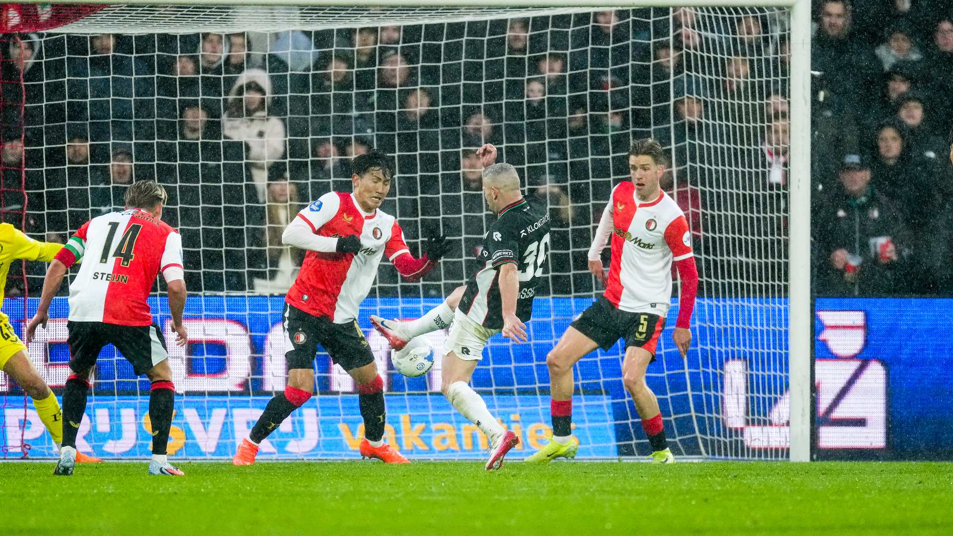 Bryan Linssen scoort namens NEC tegen Feyenoord