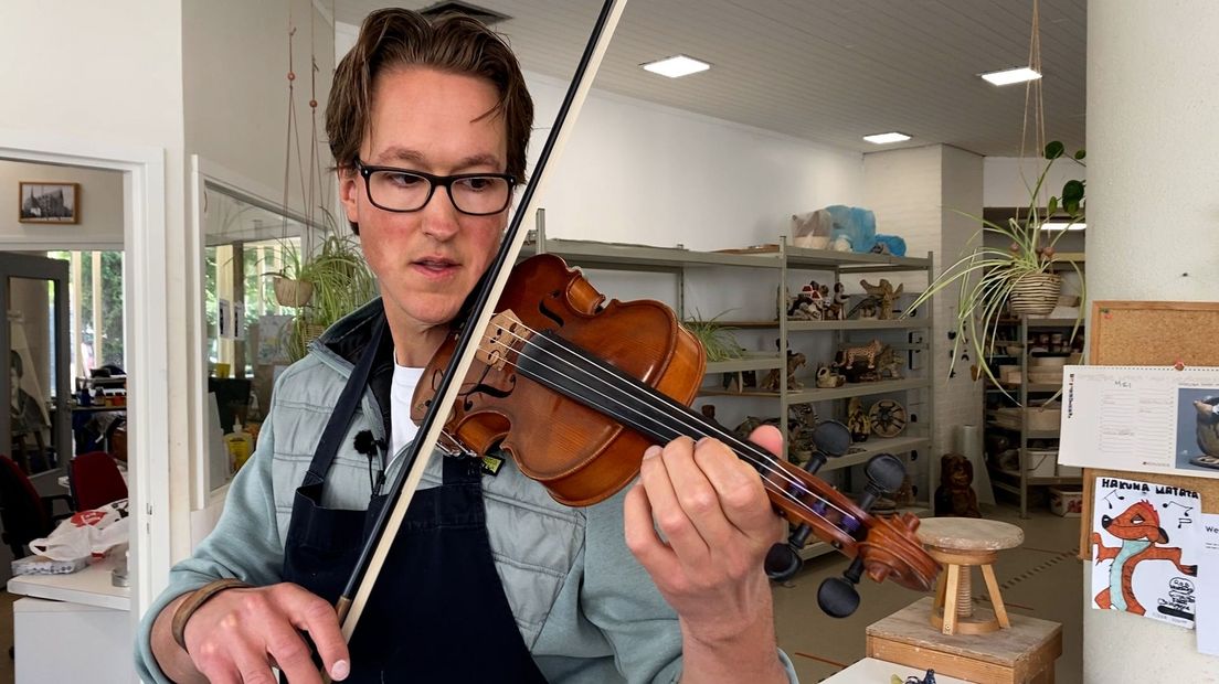 Donne zingt graag, en speelt viool en gitaar