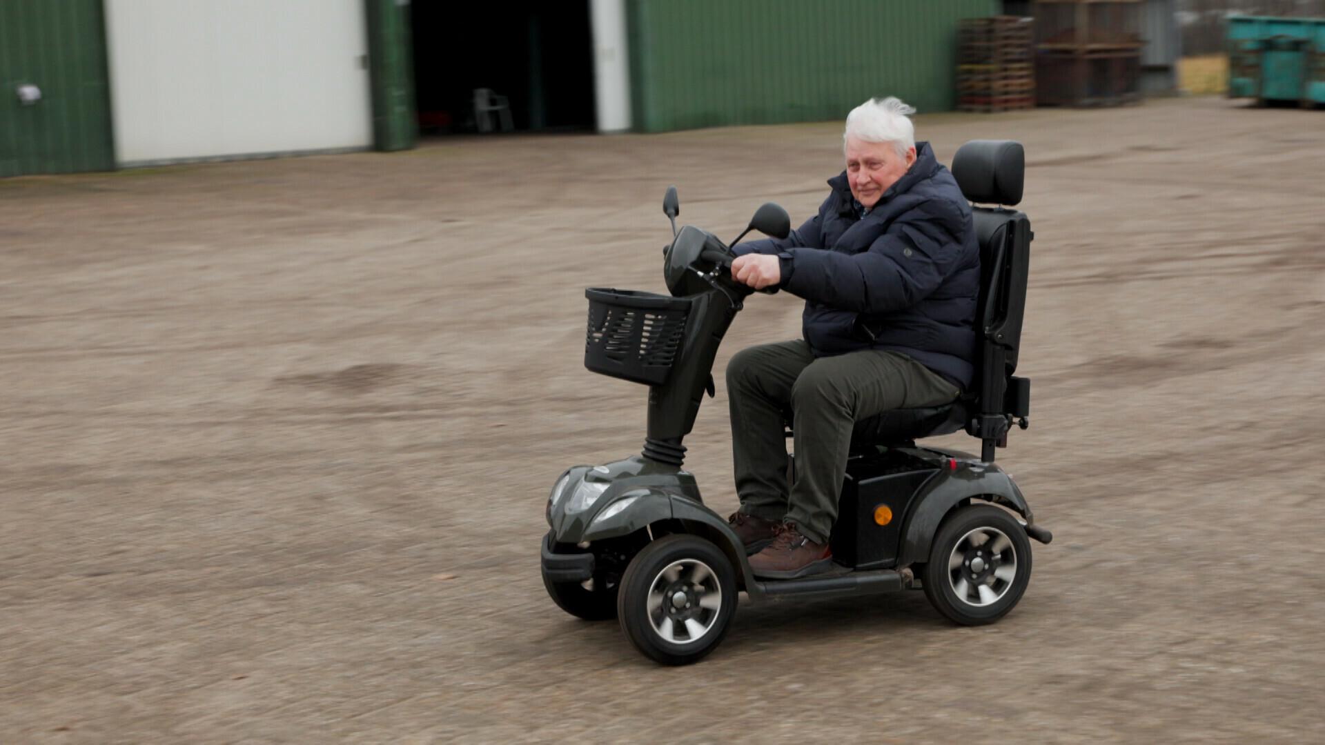 Driftende Klaas (80) racet met zijn scootmobiel op TT Circuit