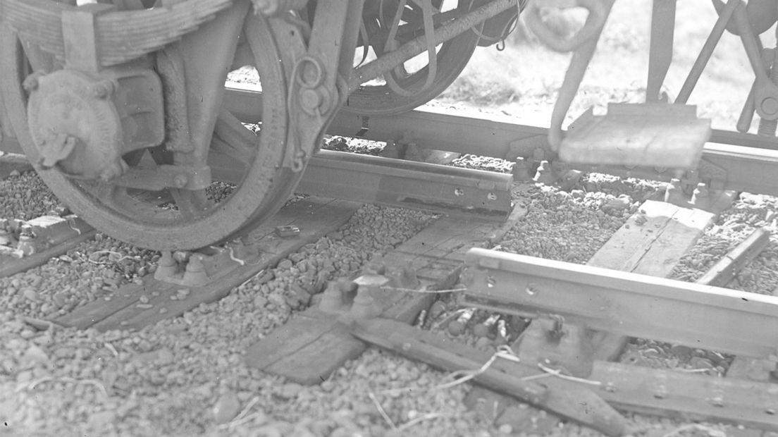 Het is even na vier uur in de ochtend van 6 september 1944. Ter hoogte van de Dwarsweg in Ede ontspoort een Duitse legertrein vol soldaten. Het verzet heeft op drie plekken de rails losgeschroefd en de sabotage actie is een groot succes. De ravage is groot, maar al op 8 september is er een noodspoor gereed.