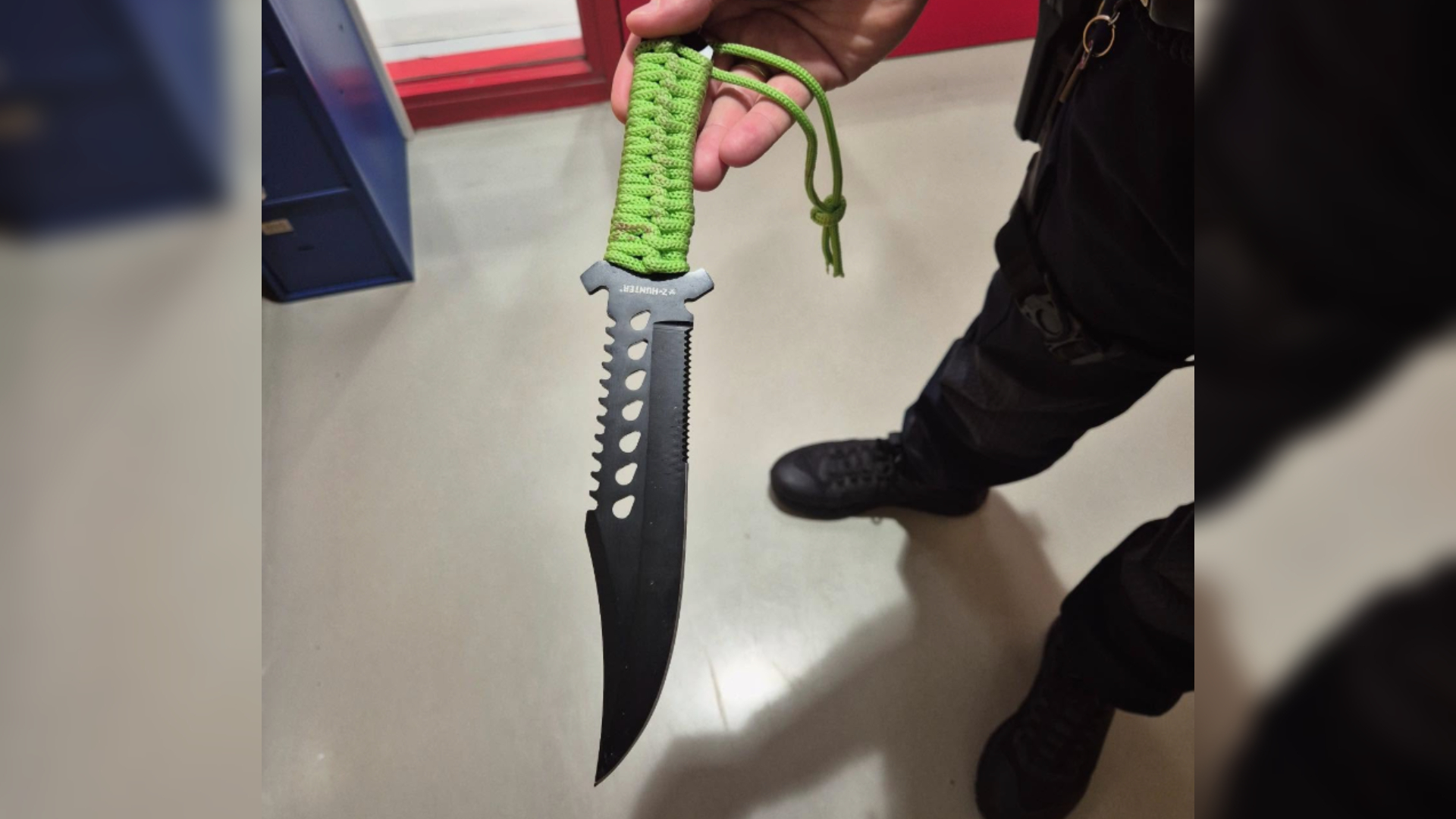 De politie nam meerdere messen in beslag bij een controle in Winkelcentrum Zuidplein.