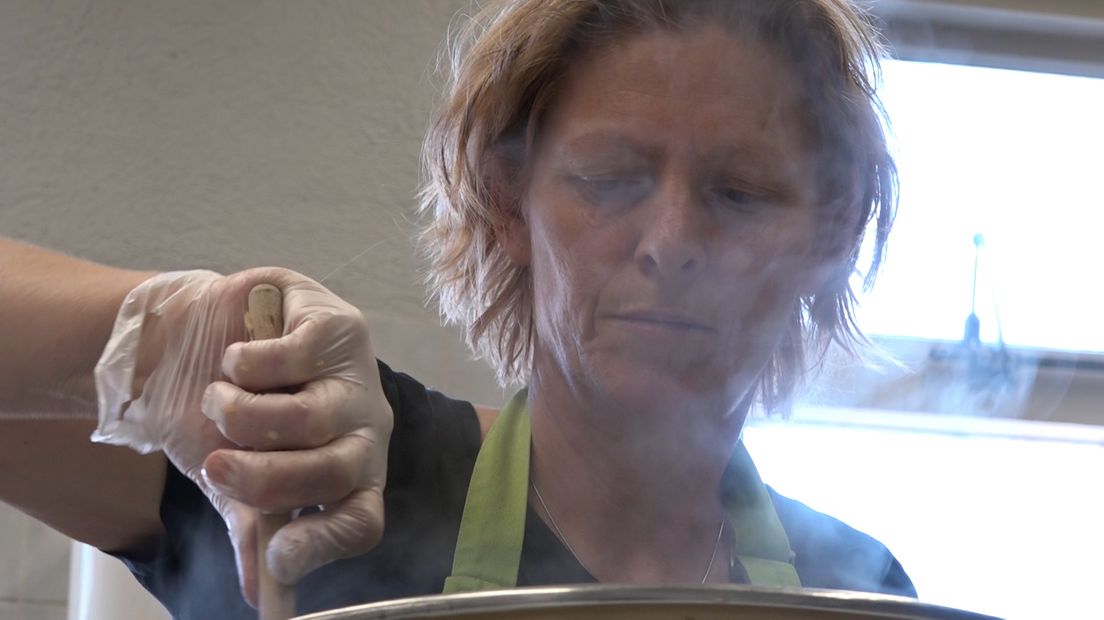 Veel bedrijven liggen in deze periode stil. Dat geldt ook voor Veel Soeps dat vanuit de oude Honig fabriek in Nijmegen verse biologische soep maakt voor onder meer restaurants. Omdat eigenaresse Mariëlle Lamberts niet met haar armen over elkaar wil zitten maakt zij toch soep. Voor de zorgmedewerkers.