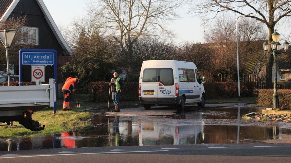 Gaten in de weg door leidingbreuk