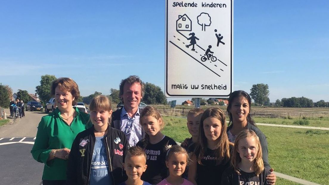 Het bord werd vanmiddag samen met een aantal kinderen onthuld.