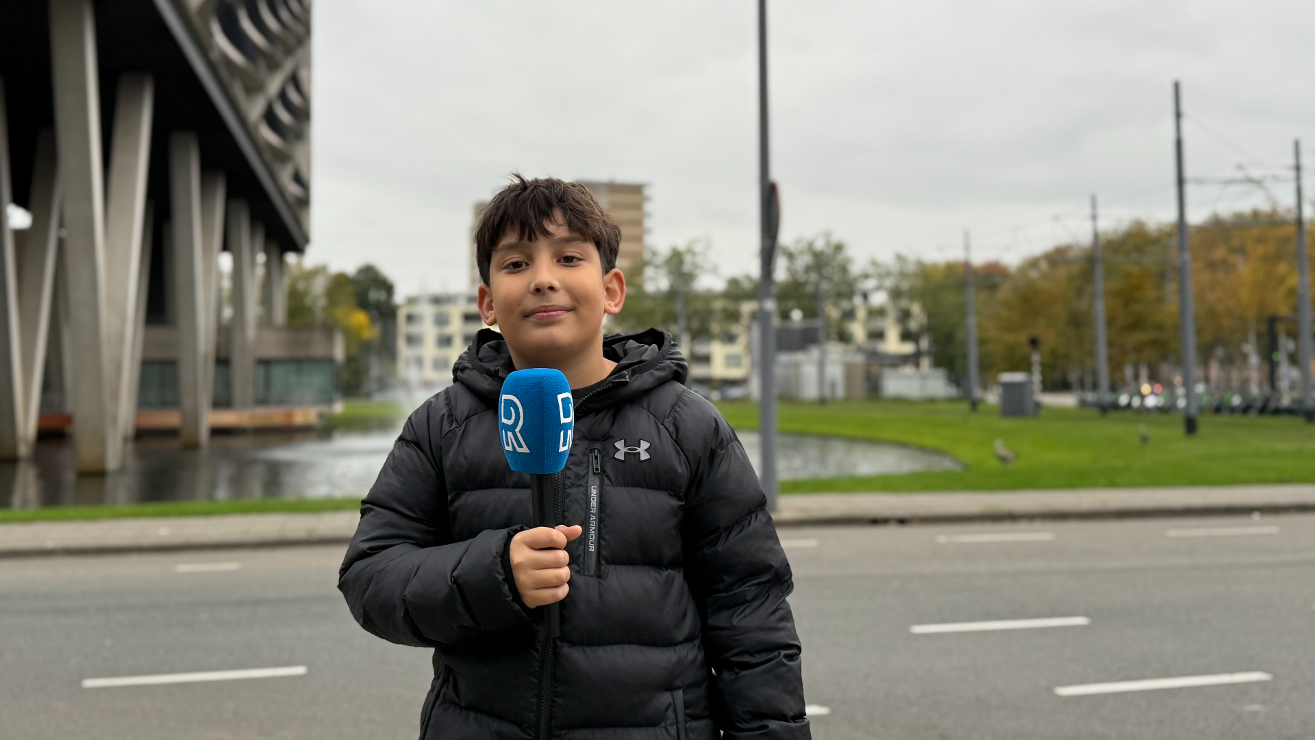 Aras is met zijn 10 jaar de jongste interviewer van Rotterdam en super populair op TikTok