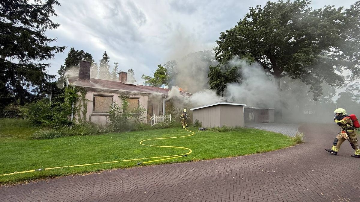 Leegstaande woning in Almelo volledig in brand
