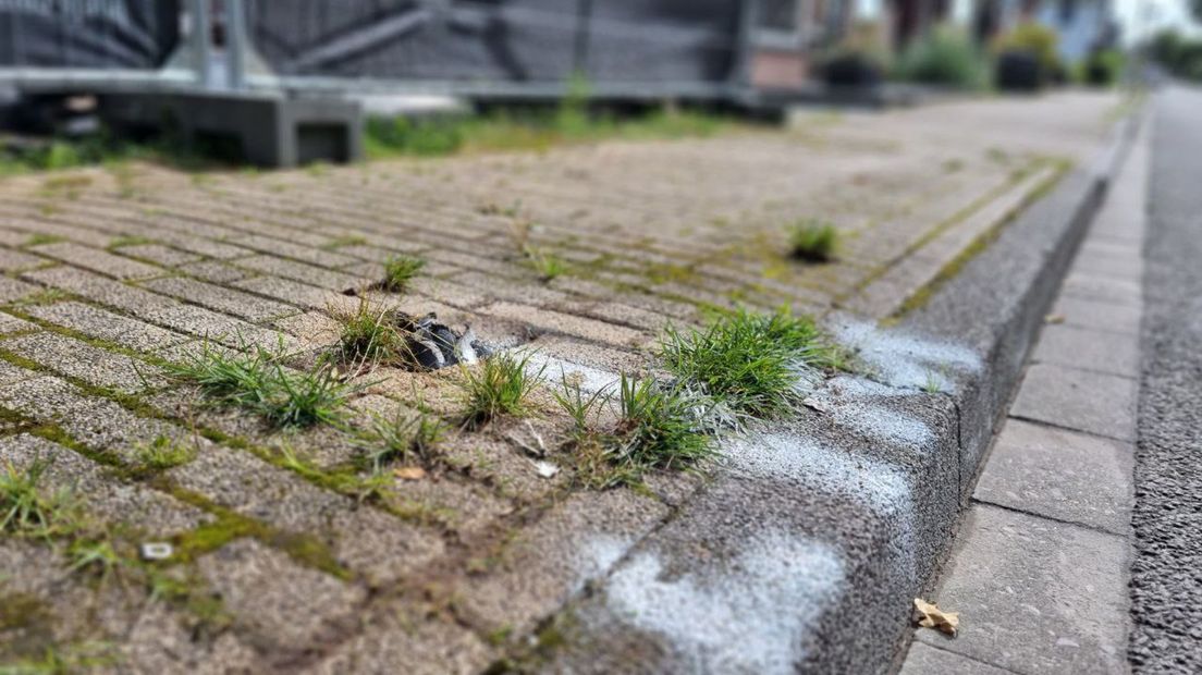 Van de lantaarnpaal is weinig over