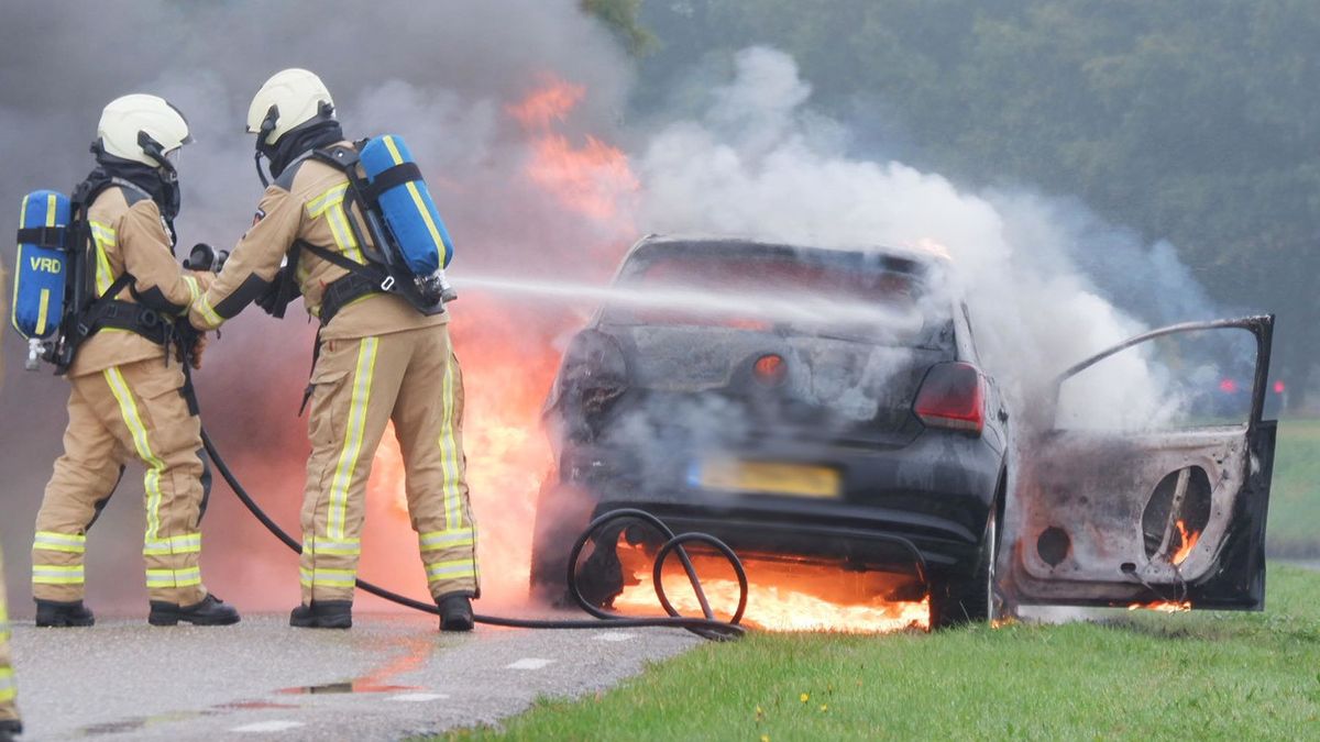 Auto brandt uit aan het Stieltjeskanaal