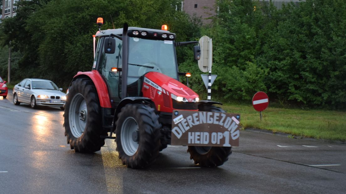 Boeren opnieuw in actie: trekkers onderweg naar Den Haag.