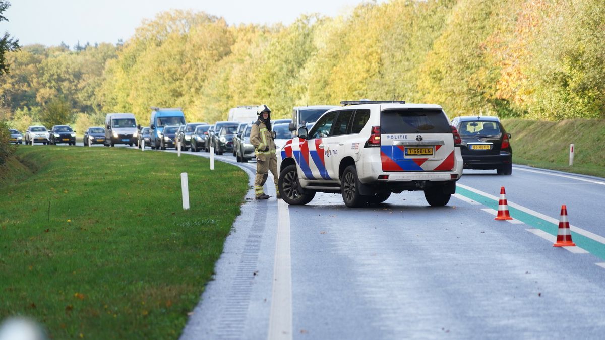 N34 tussen De Punt en Gieten dicht door gelekte olie