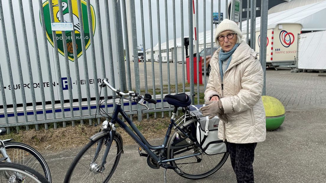 Mevrouw Wester met de fiets bij het ADO-Stadion