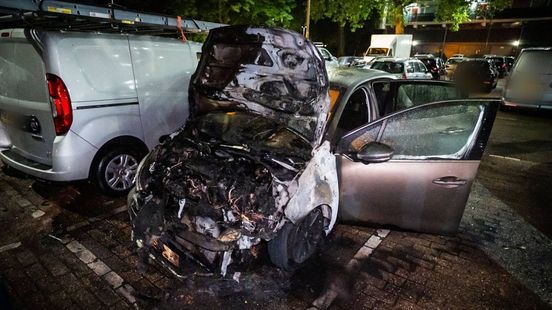 Verdachte flessen naast uitgebrande auto gevonden
