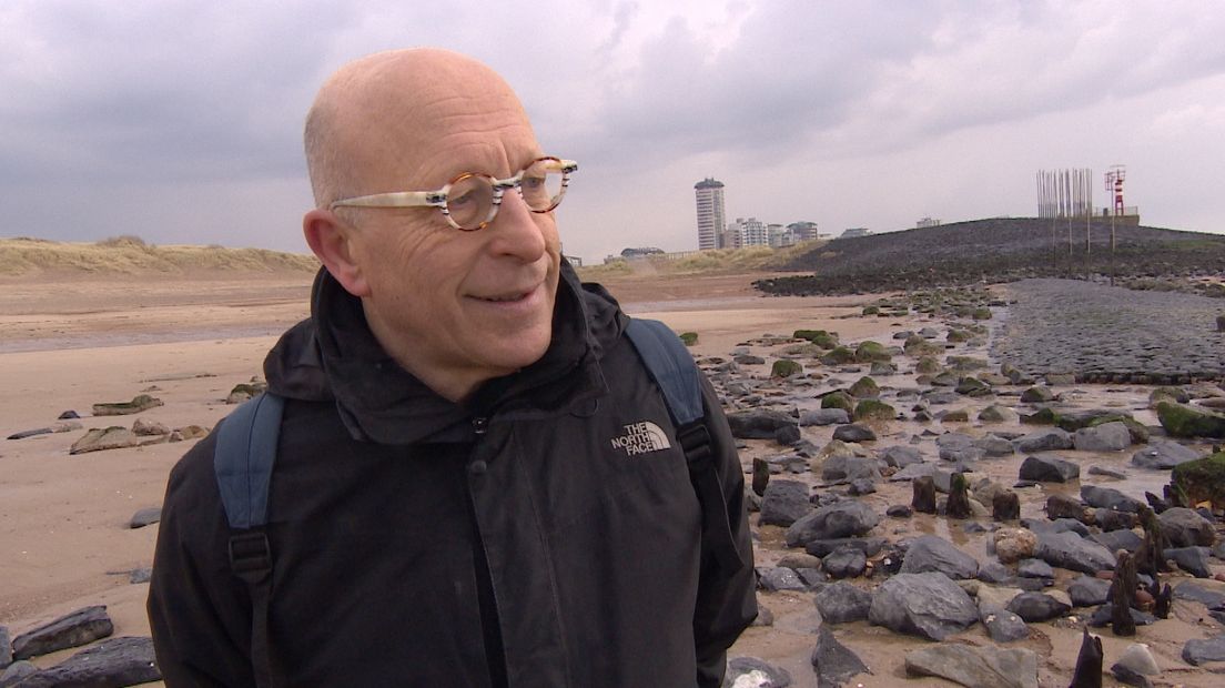 Rechter Jan Hopmans op het strand in Vlissingen