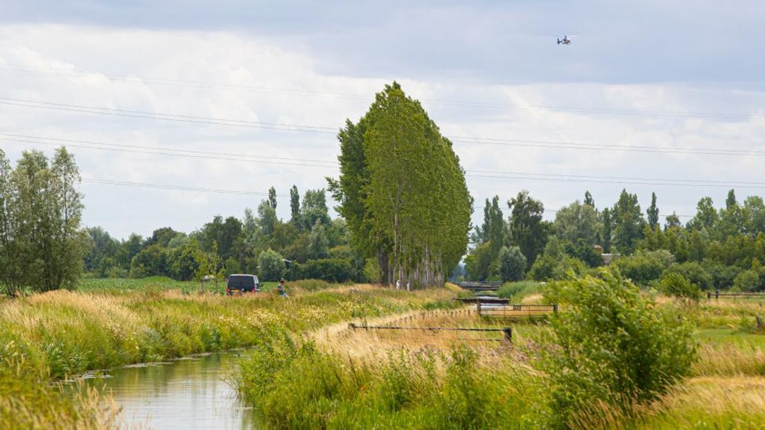 De politie doet een dringende oproep aan vrienden en andere mensen die willen helpen bij de zoekactie naar de vermiste Loes bij Oene om vooral niet naar het zoekgebied te komen. De 18-jarige vrouw wordt sinds zaterdagochtend vermist.